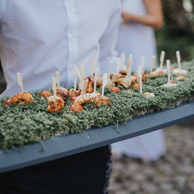 Hochzeit: Kleine Snacks sorgen für kulinarischen Hochgenuss bei Brautpaar und Hochzeitsgästen. - Orangerie Nells Park Hotel Trier