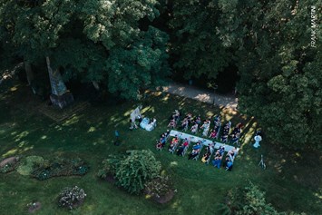 Hochzeit: Eine Trauung im Park des Nells Park Hotel in Rheinland-Pfalz. - Orangerie Nells Park Hotel Trier