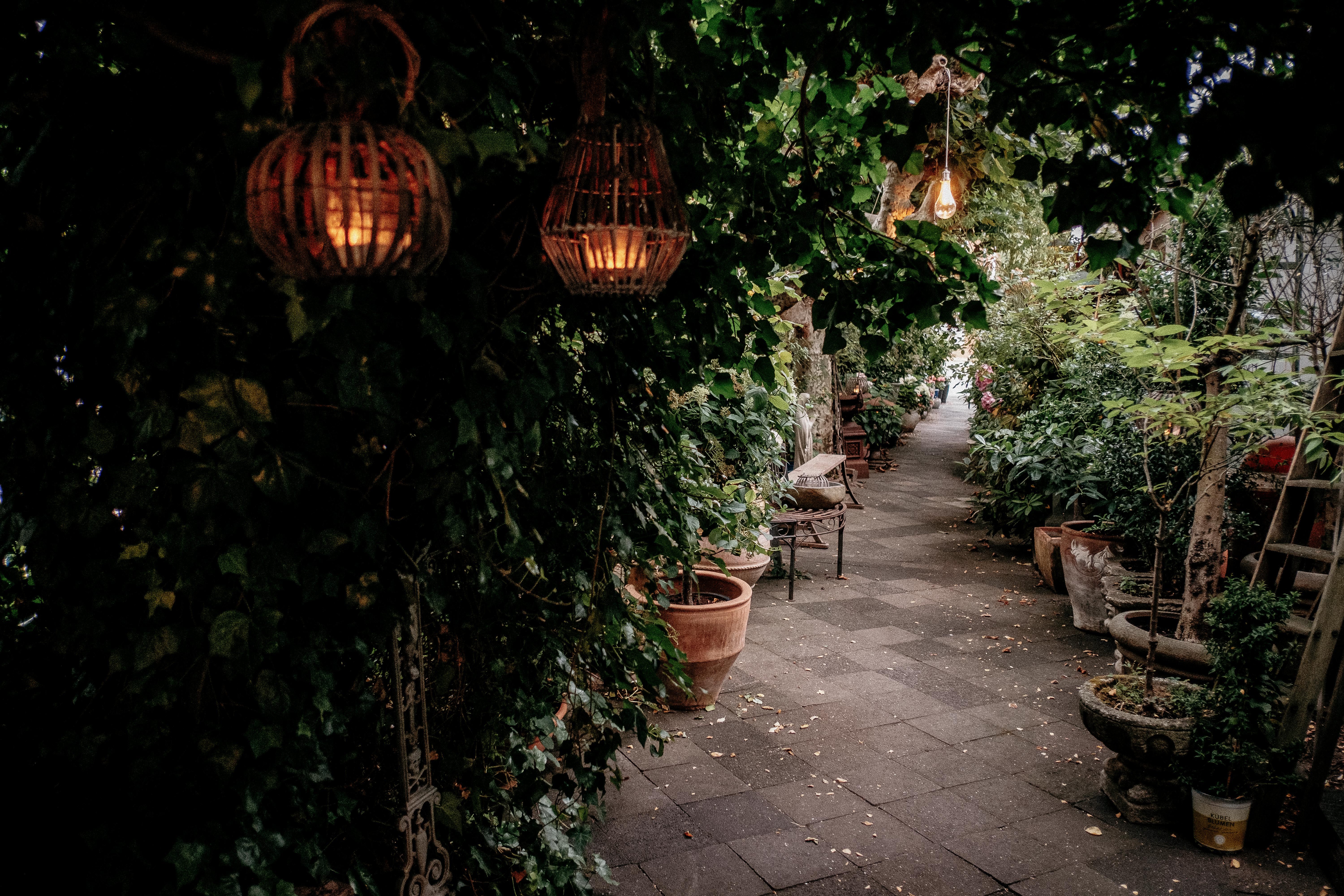 Hochzeit: Wild durchwachsen und mit Antiken Möbeln bestückt schafft das LA DÜ eine unverkennbare Stimmung. - LA DÜ