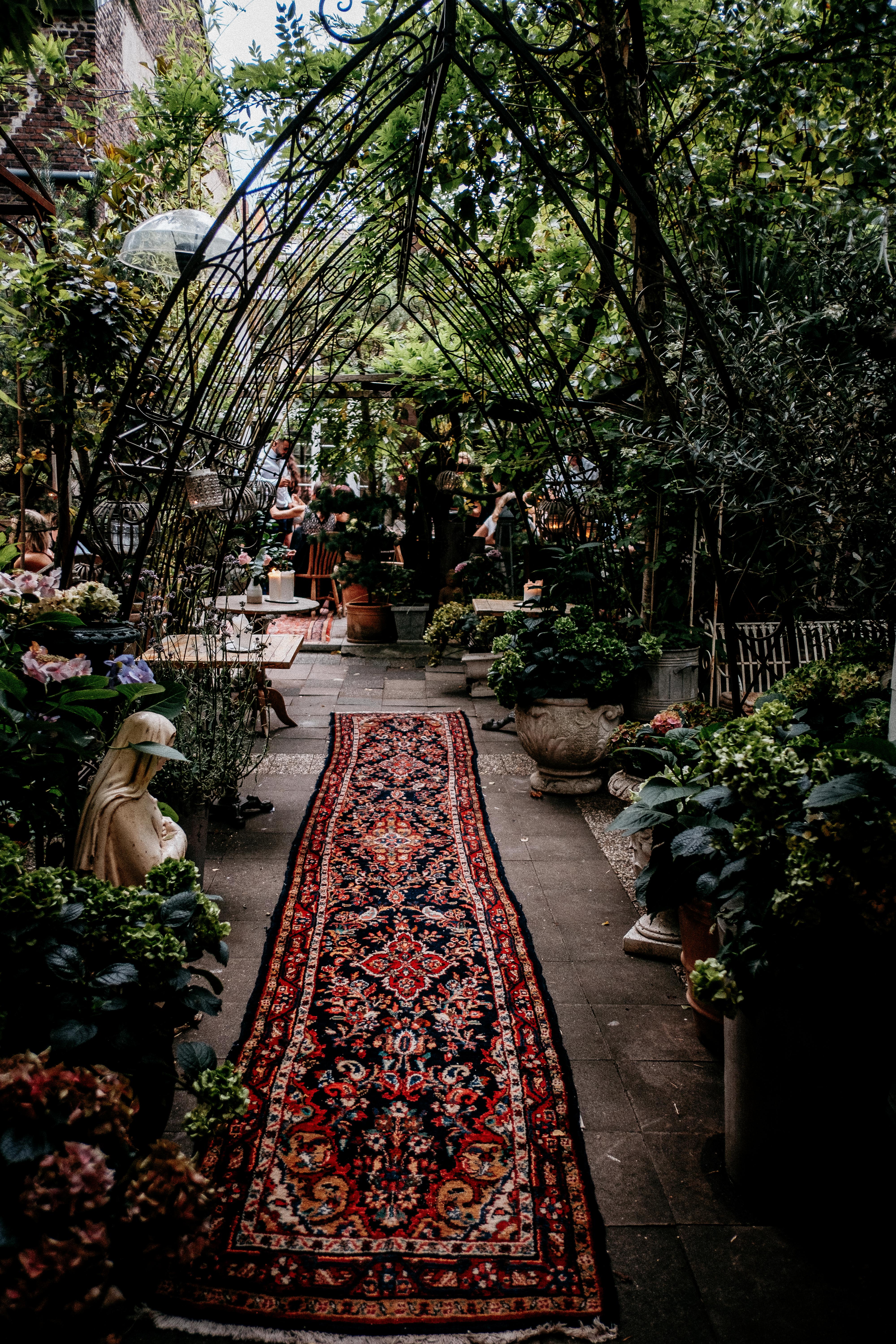 Hochzeit: Im Garten des LA DÜ oder der angeschlossenen Weinbar können Sie Ihre Gäste stilvoll empfangen. - LA DÜ