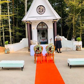 Hochzeit: Geweihte Waldkapelle im Hof für Hochzeiten, Taufen und Segnungen - Bioweingut Bleyweis