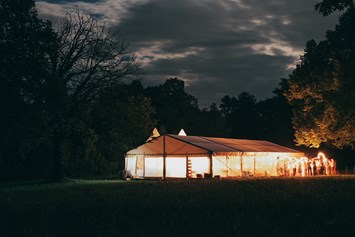 Hochzeit: Das Festzelt im Schloss Strelzhof bei Nacht. - Schloß Strelzhof