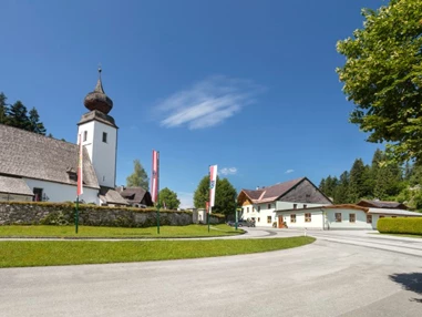 Hochzeit: Im Blick die Pfarrkirche KRISPL die sich direkt gegenüber unseres Festsaals befindet. - Gasthof Krisplwirt
