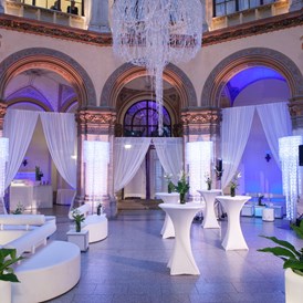 Hochzeit: Arkadenhof als romantischer Aperitifbereich - Palais Ferstel