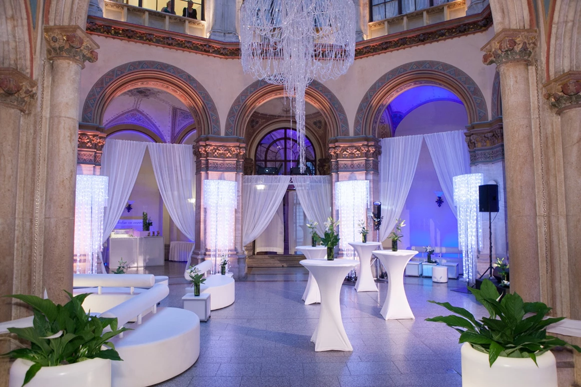 Hochzeitslocation: Arkadenhof als romantischer Aperitifbereich - Palais Ferstel