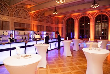 Hochzeit: Kleiner Ferstelsaal mit angemietetem Loungemobiliar & Bar - Palais Ferstel