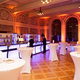 Hochzeit: Kleiner Ferstelsaal mit angemietetem Loungemobiliar & Bar - Palais Ferstel