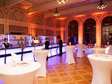 Hochzeitslocation: Kleiner Ferstelsaal mit angemietetem Loungemobiliar & Bar - Palais Ferstel