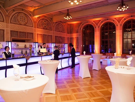 Hochzeitslocation: Kleiner Ferstelsaal mit angemietetem Loungemobiliar & Bar - Palais Ferstel