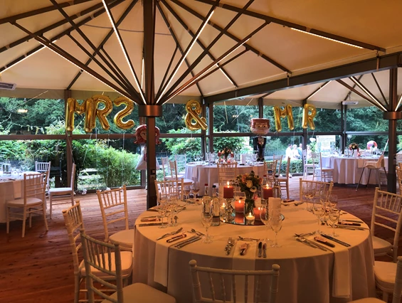 Hochzeit: Unsere Holz-Terrasse direkt an der Wakenitz - ausgestattet mit LED's Heizstrahlern, sowie hochfahrbaren Glaswänden, macht eine Hochzeit im freien, egal bei welchem Wetter möglich. - Landhaus Absalonshorst