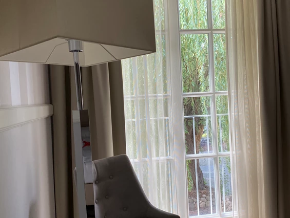 Hochzeit: Bodentiefe Fenster durchfluten die Zimmer mit viel Licht und sorgen für ein tolles Ambiente! - Landhaus Absalonshorst