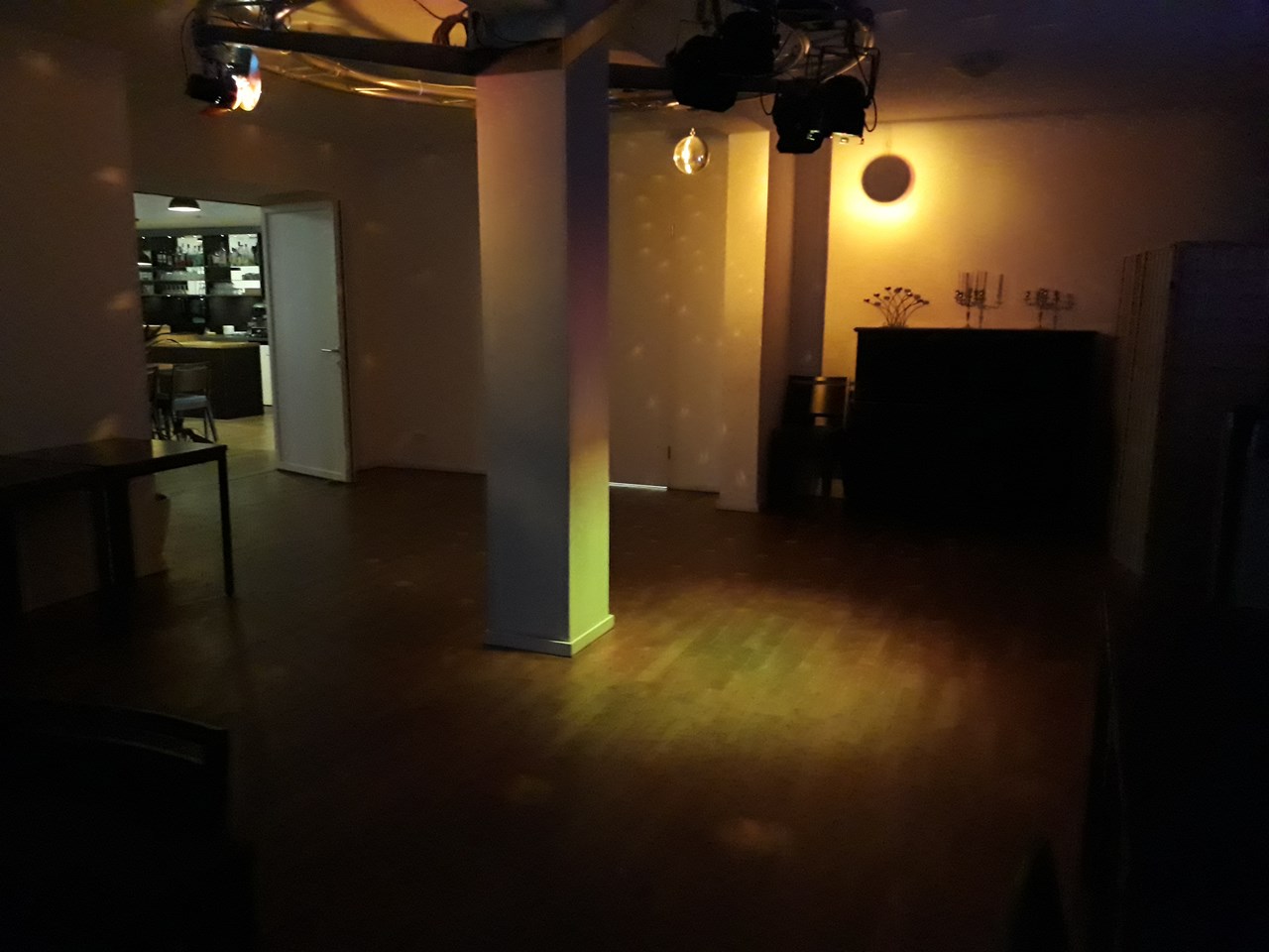 Kulturkantine Mitte-Prenzlauer Berg Informatie over de balzalen aangrenzende kamer