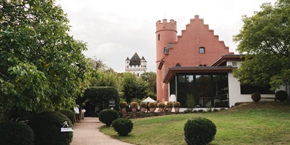 Mariage - Stromberg (Landkreis Bad Kreuznach) - Direkt von der Uferpromenade ist unser Garten mit angrenzender Terrasse zu erreichen. Hier bieten sich erste Möglichkeiten die Gäste mit einem Sektempfang zu begrüßen. - Burg Crass Hotel & Eventlocation Eltville