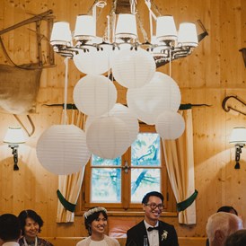 Hochzeit: Ein glückliches Brautpaar in der Forsthofalm. - Forsthof Almhütte