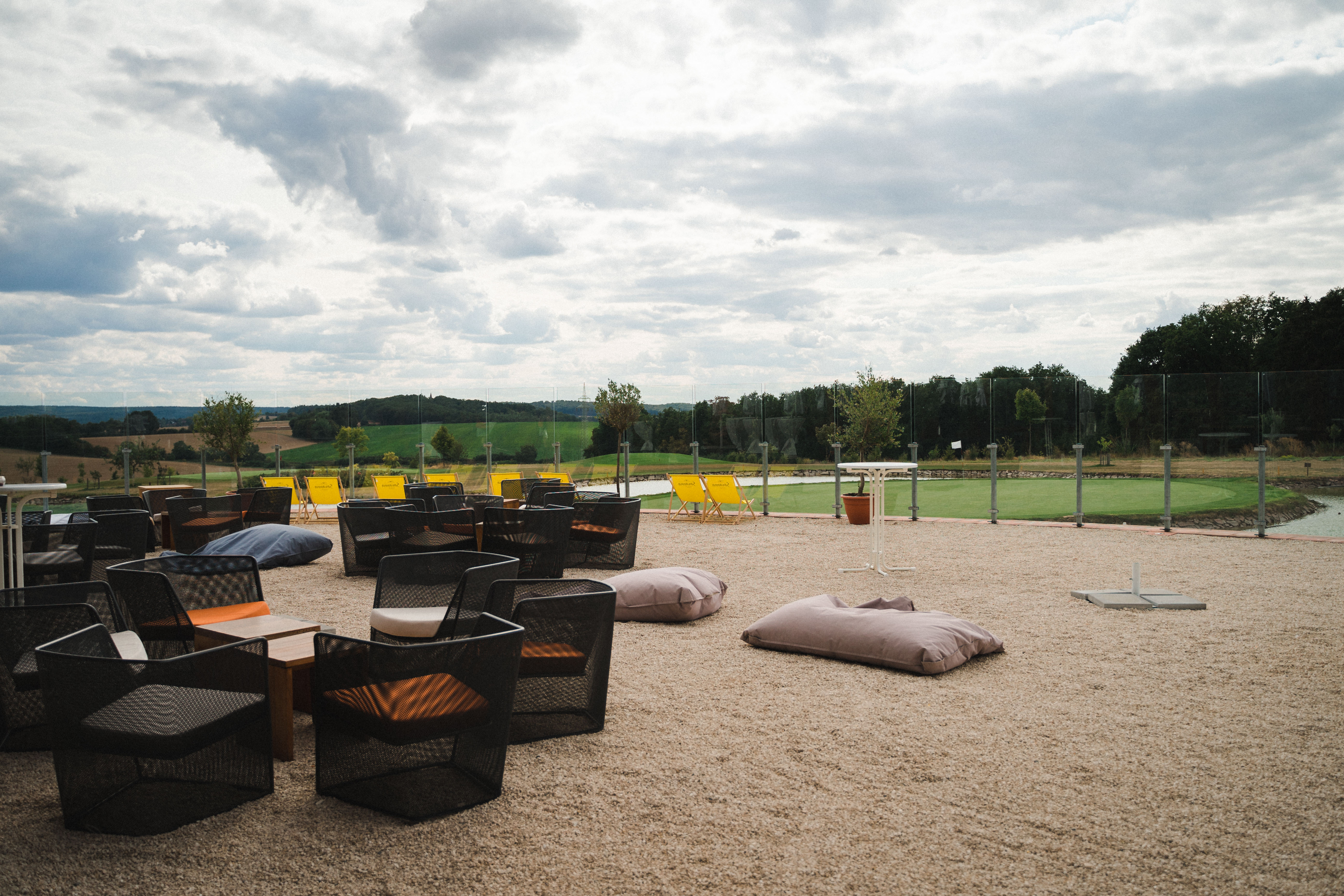 Hochzeitslocation: Zahlreiche Lounge-Möbel laden zum Entspannen und einen Drink im Freien zu genießen. - Restaurant Heckers