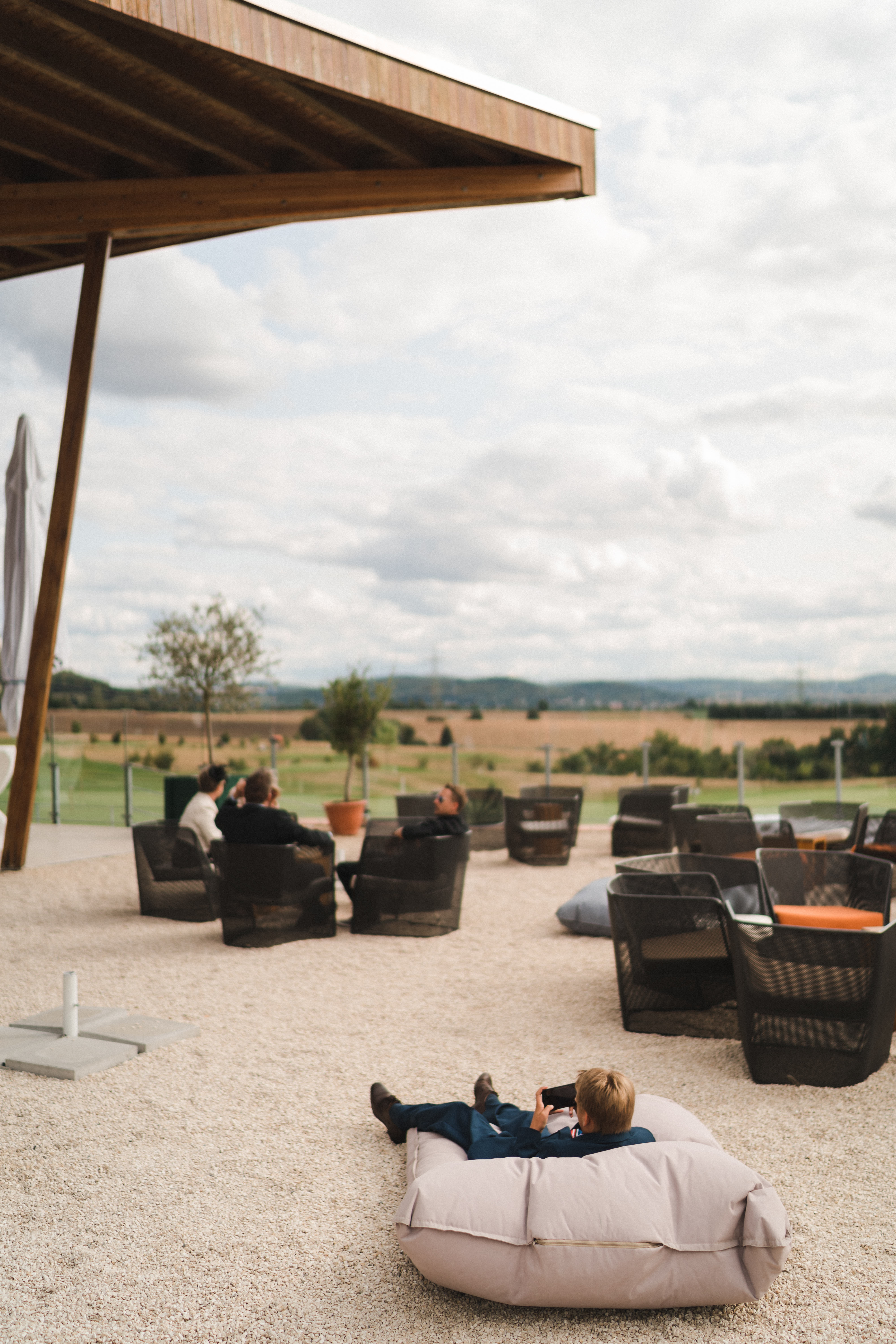 Hochzeitslocation: Zahlreiche Lounge-Möbel laden zum Entspannen und einen Drink im Freien zu genießen. - Restaurant Heckers