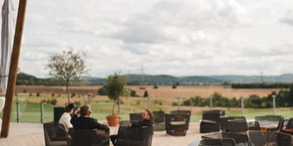 Hochzeit - Freigericht (Main-Kinzig-Kreis) - Zahlreiche Lounge-Möbel laden zum Entspannen und einen Drink im Freien zu genießen. - Restaurant Heckers