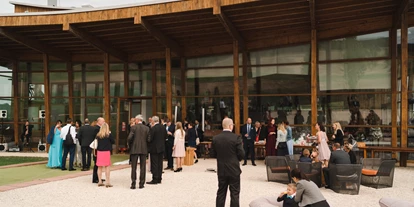 Hochzeit - Freigericht (Main-Kinzig-Kreis) - Der Eingangsbereich mit Wasserbar, Lounge-Möbeln und Sektempfang. - Restaurant Heckers