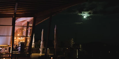 Hochzeit - Freigericht (Main-Kinzig-Kreis) - Nachtstimmung im Restaurant Heckers. Während drinnen fleißig weitergefeiert wird, dreht der Mond entspannt seine Runden. - Restaurant Heckers