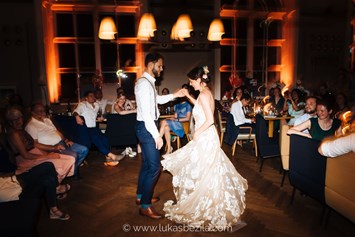 Hochzeit: Der erste gemeinsame Tanz als Mann und Frau. - Salonplafond im MAK