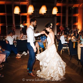 Hochzeit: Der erste gemeinsame Tanz als Mann und Frau. - Salonplafond im MAK