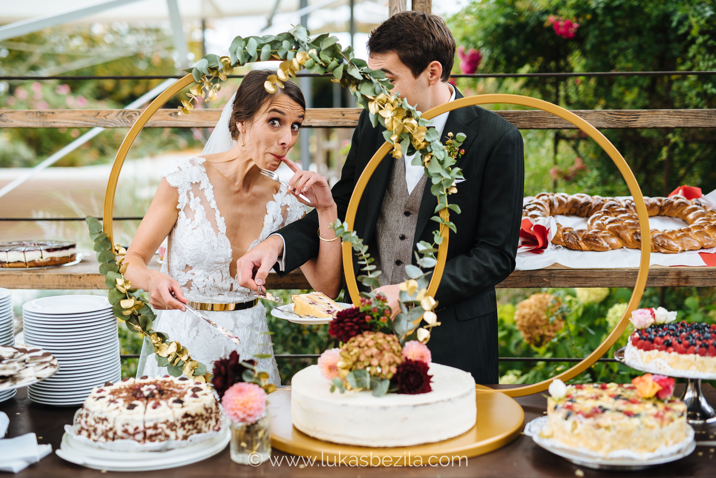 Hochzeit - PLZ 83137 (Deutschland) - Großes Kuchenbuffet vor beeindruckender Kulisse im Kesselhaus. - Events an der Alten Spinnerei