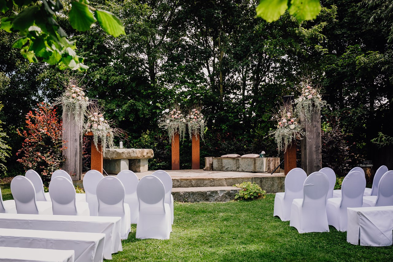 Eventbauernhof Sprikeltrix Angaben zu den Festsälen Podest für Trauungen im Garten