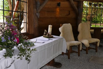 Hochzeit: Trauung unter der Remise im Garten - Eventbauernhof Sprikeltrix