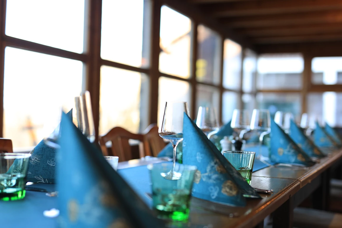 Hochzeitslocation: Im Wintergarten genießt Ihr die traumhafte Aussicht, direkt auf die Stadt Salzburg - Erentrudisalm