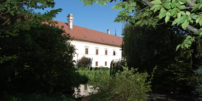 Matrimonio - Röhrenbach (Röhrenbach) - Schlosshof mit Teich im Vordergrund - Schloss Schiltern
