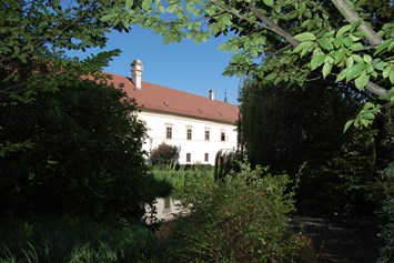 Hochzeit: Schlosshof mit Teich im Vordergrund - Schloss Schiltern