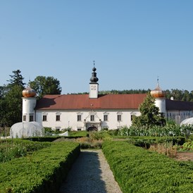 Hochzeit: Blick auf den Nord-Trakt von Schloss Schiltern - Schloss Schiltern