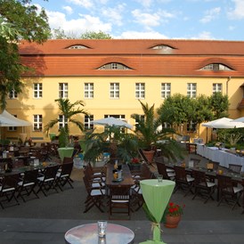Hochzeit: Innenhof - Hotel VIERSEITHOF Luckenwalde