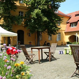 Hochzeit: Innenhof - Hotel VIERSEITHOF Luckenwalde
