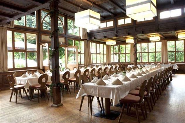 Hochzeit - Hall in Tirol - Der Festsaal vom Landgasthof Bogner mit traditioneller Tischdeko. - Landgasthof Bogner