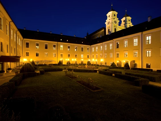Hochzeitslocation: Schlosshotel Mondsee bei Nacht - Schlosshotel Mondsee