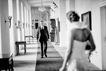 Hochzeit: Hochzeitsfoto historischer Gang Schlosshotel - Schlosshotel Mondsee