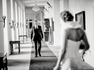 Hochzeitslocation: Hochzeitsfoto historischer Gang Schlosshotel - Schlosshotel Mondsee