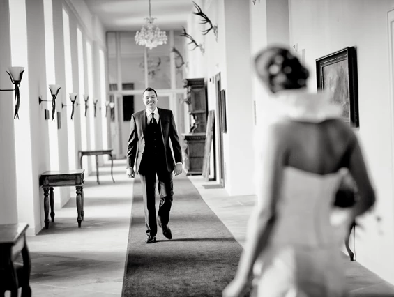 Hochzeitslocation: Hochzeitsfoto historischer Gang Schlosshotel - Schlosshotel Mondsee
