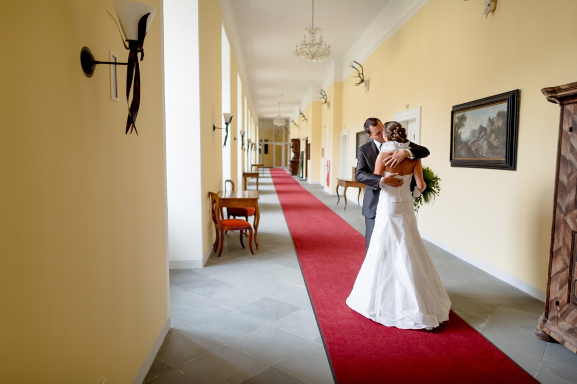 Hochzeit: Hochzeitsfoto historischer Gang Schlosshotel - Schlosshotel Mondsee