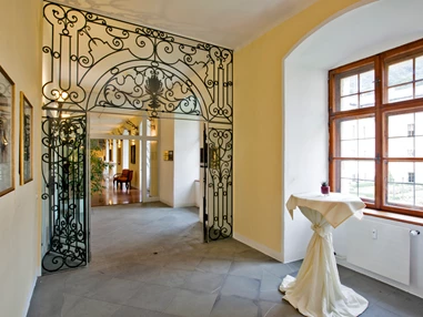 Hochzeitslocation: historischer Gang im Shlosshotel - Schlosshotel Mondsee