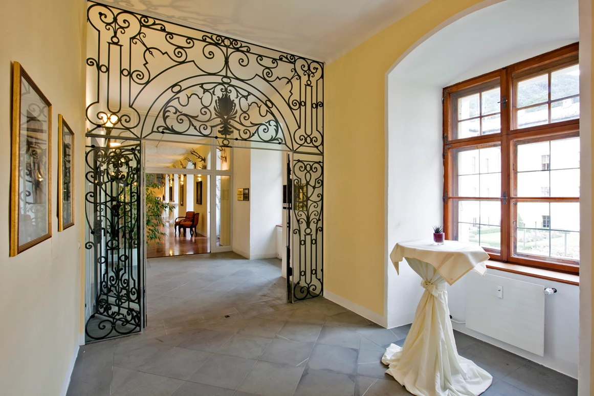 Hochzeitslocation: historischer Gang im Shlosshotel - Schlosshotel Mondsee