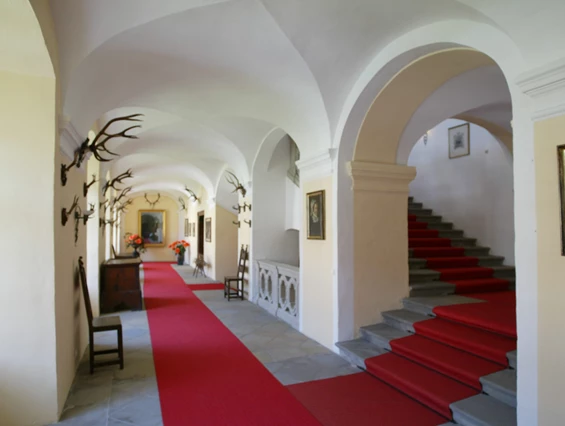 Hochzeitslocation: Prunkstiege zum Standesamt Mondsee Fürstenzimmer - Schlosshotel Mondsee