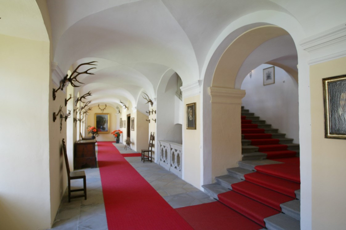 Hochzeit: Prunkstiege zum Standesamt Mondsee Fürstenzimmer - Schlosshotel Mondsee