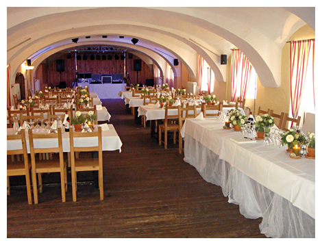 Wedding - Wels (Wels) - Festlich gedeckte Hochzeitstafeln in rustikal-elegantem Ambiente - Scherhaufgut
