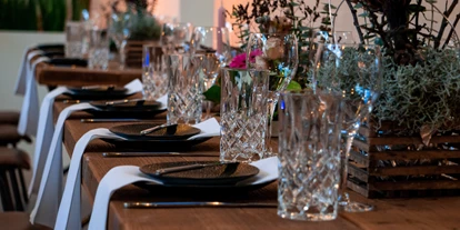 Mariage - Neuss - Eingedeckte Vintagetische im Industriestil. - Kabelwerk