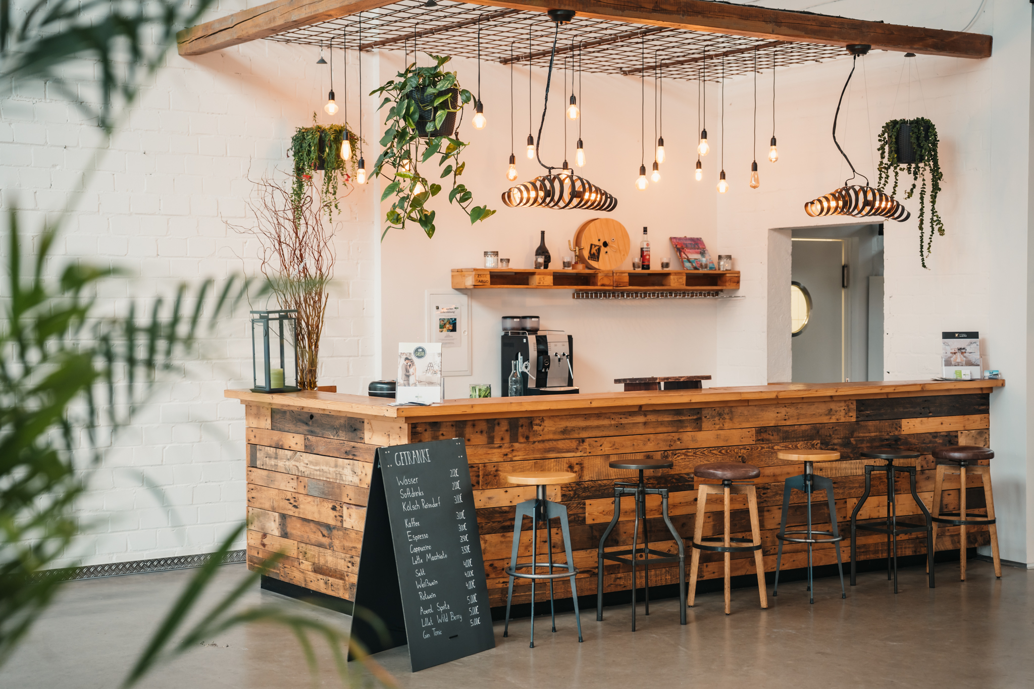 Hochzeitslocation: Unsere Getränkebar im Kabelwerk steht Ihnen den ganzen Abend lang zur Verfügung - Kabelwerk