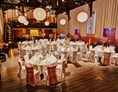 Hochzeit: Festsaal mit Hochzeitseindeckung - freiheit fünfzehn