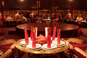 Hochzeit: Ein Buffet mit erlesenen Köstlichkeiten, warmen uns kalten Speisen wird von uns frisch zubereitet und während Ihrer Veranstaltung auch aufgefüllt. (halal) - Madi-Zelt der Sinne