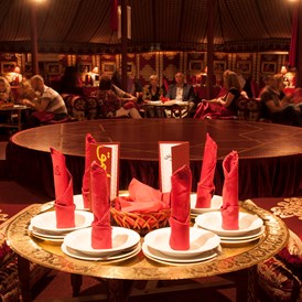 Hochzeit: Ein Buffet mit erlesenen Köstlichkeiten, warmen uns kalten Speisen wird von uns frisch zubereitet und während Ihrer Veranstaltung auch aufgefüllt. (halal) - Madi-Zelt der Sinne